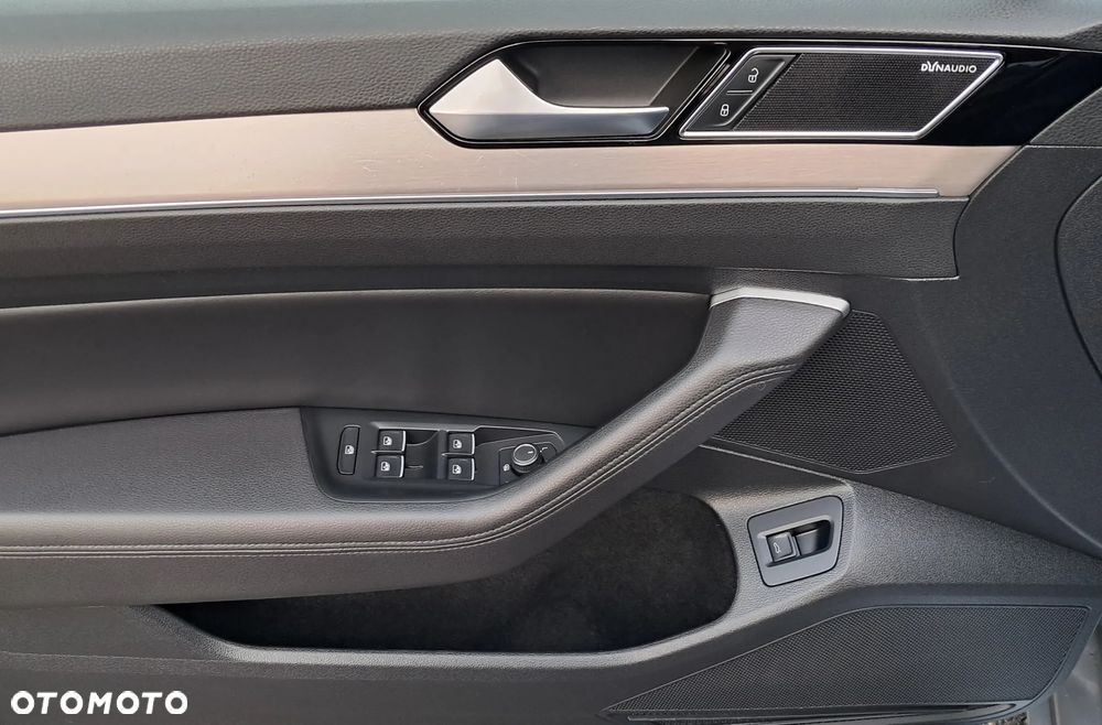 Volkswagen Passat Variant 2.0 TDI SCR DSG Highline - 25
