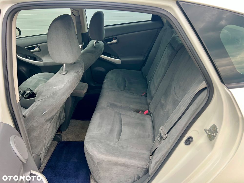 Toyota Prius (Hybrid) Executive - 9