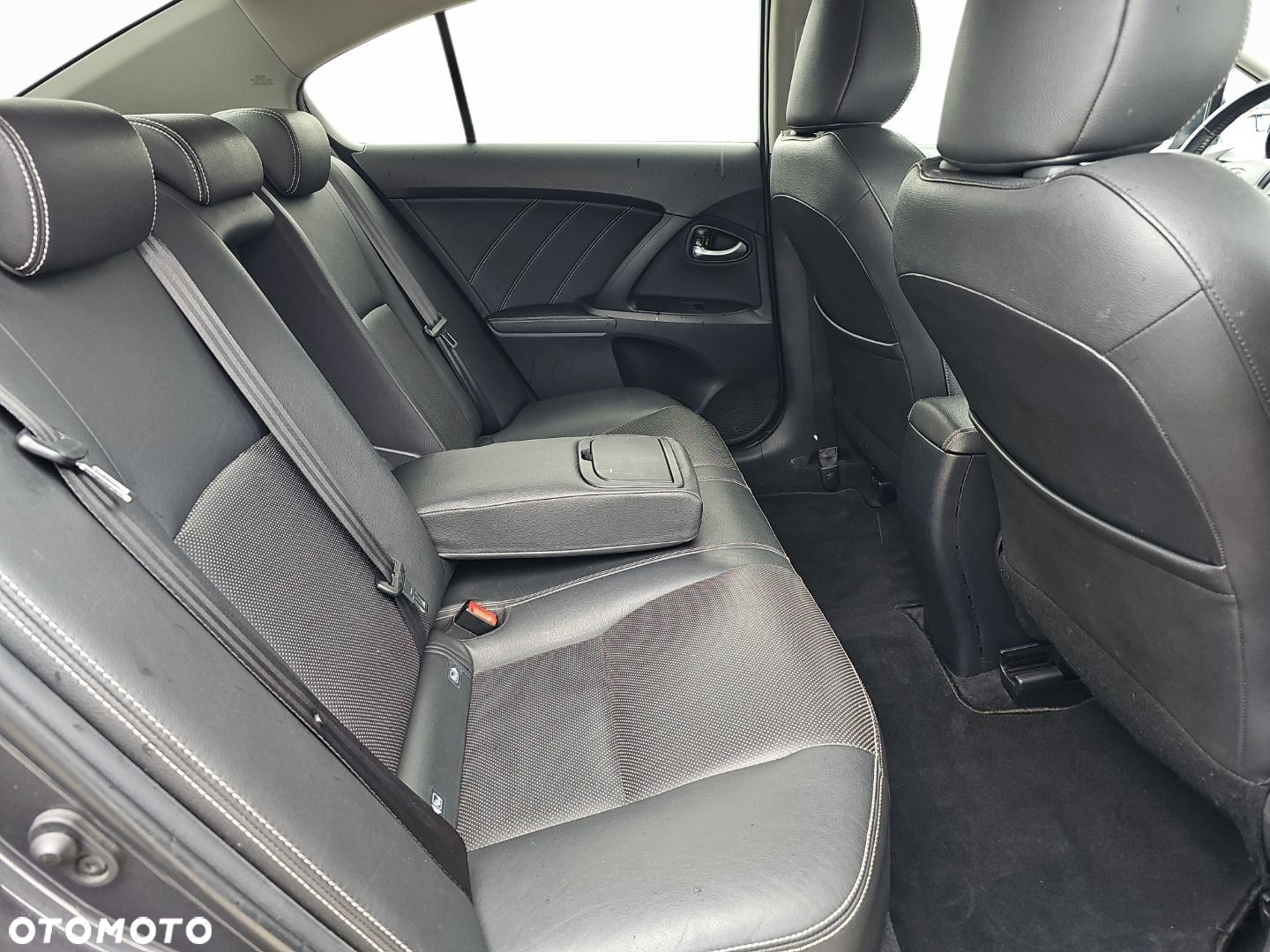 Toyota Avensis 1.8 Premium MS - 12