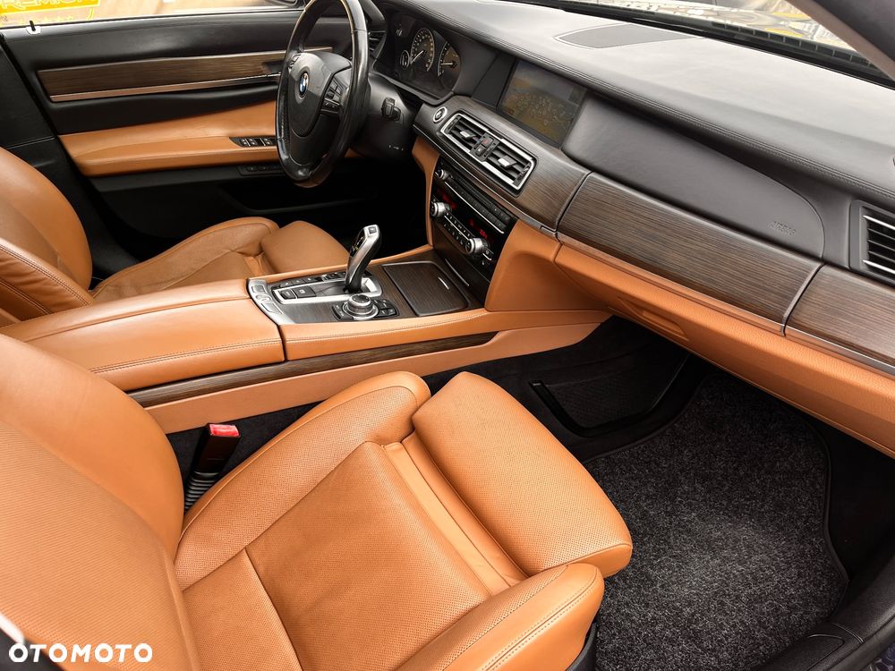 BMW Seria 7 750i xDrive - 34