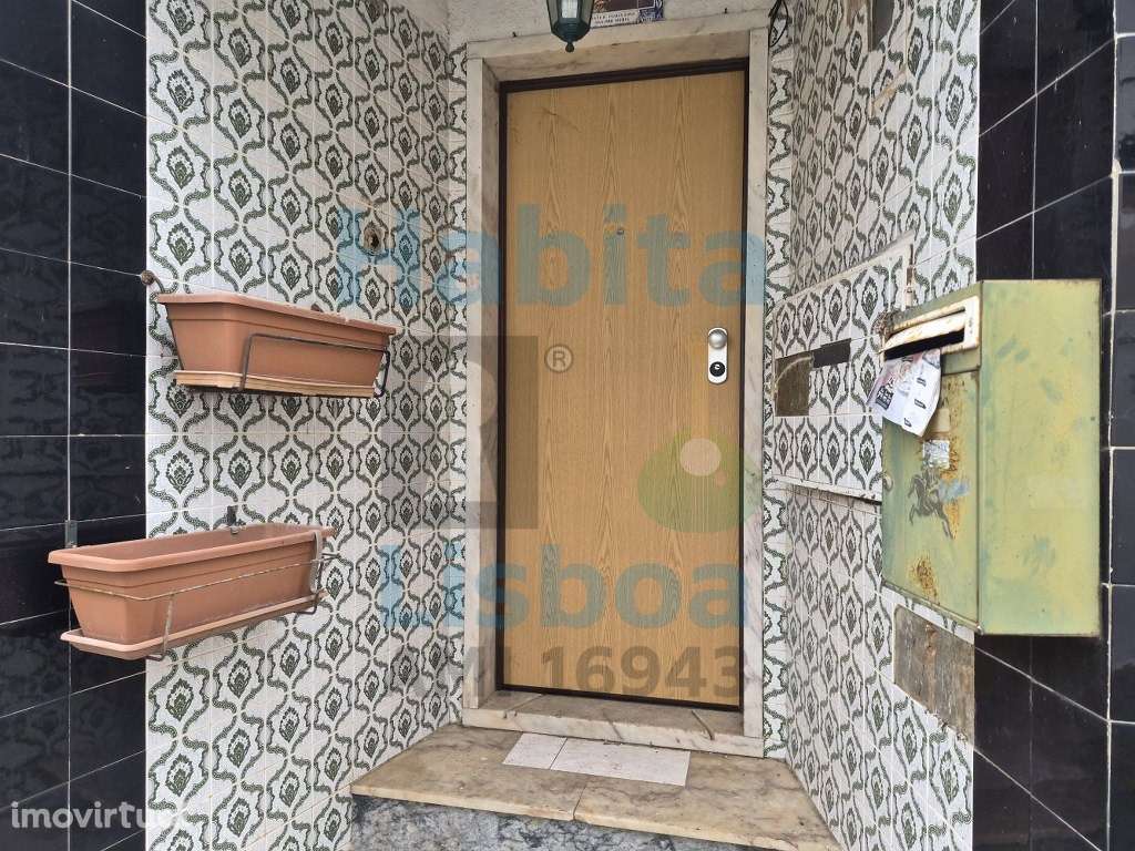 Moradia V2 para Venda em Vialonga - A Necessitar de Obras - Grande imagem: 2/16