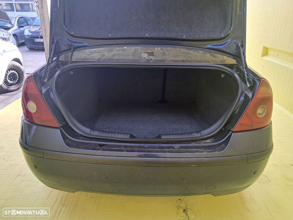 Ford Mondeo 2.0 TDdi Ghia - 14