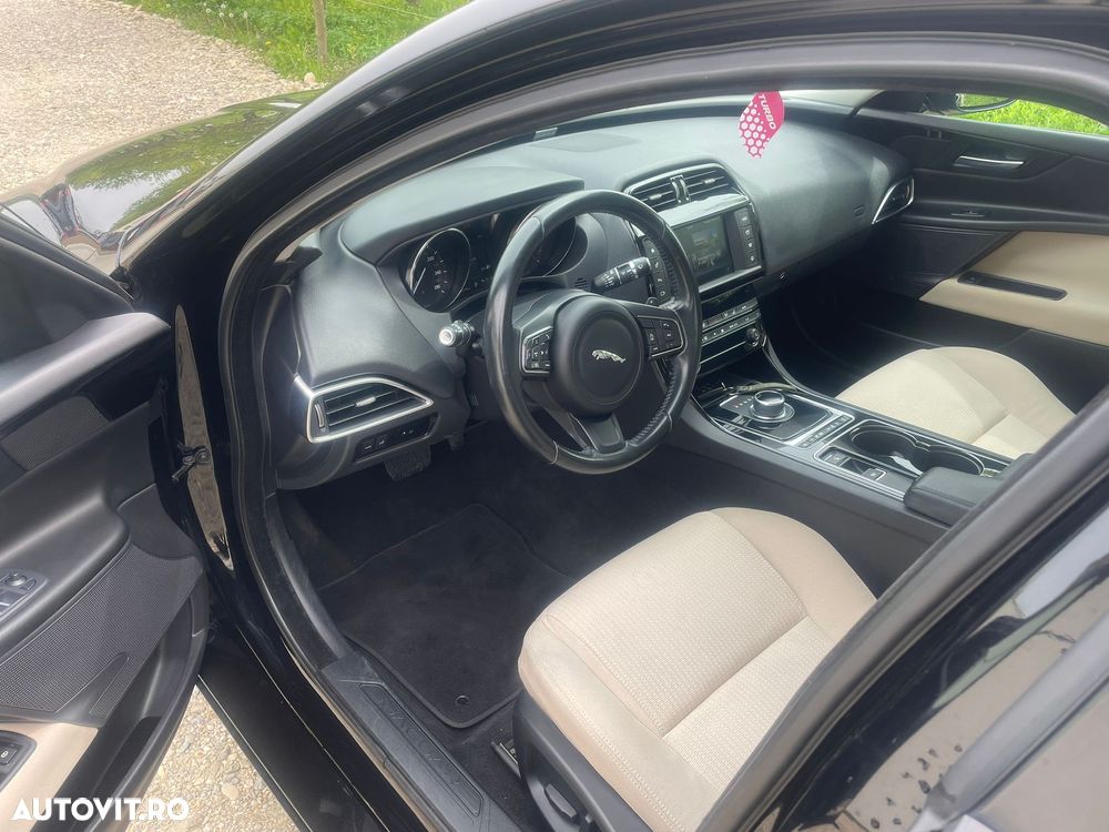 Jaguar XE 2.0 AWD Prestige - 6