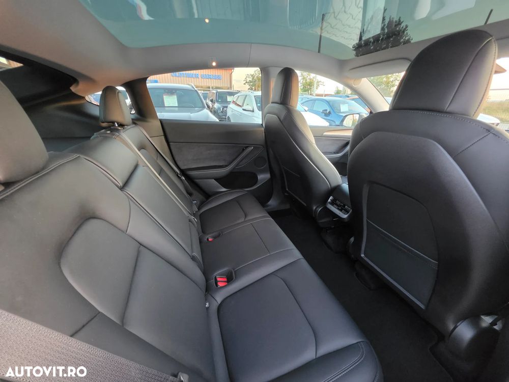 Tesla Model Y - 8