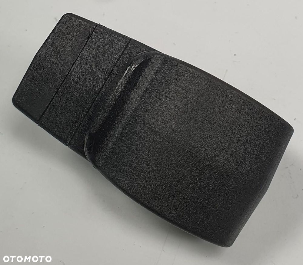 UCHWYT WIESZAK BAGAŻNIKA MERCEDES W204 - 1