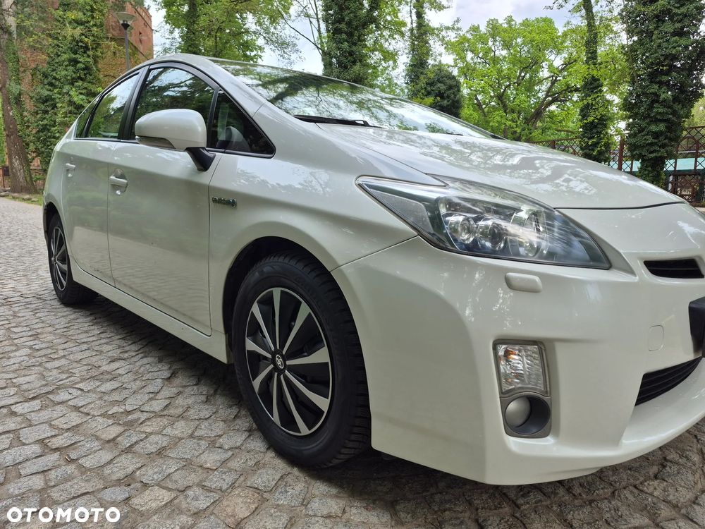 Toyota Prius (Hybrid) Executive - 16