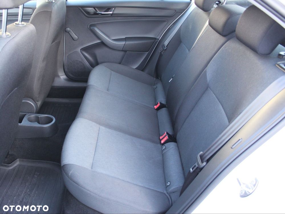 Skoda RAPID - 12