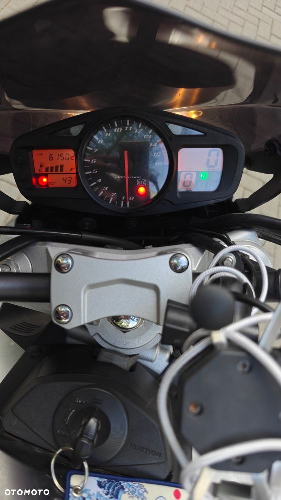 Suzuki GSR - 11