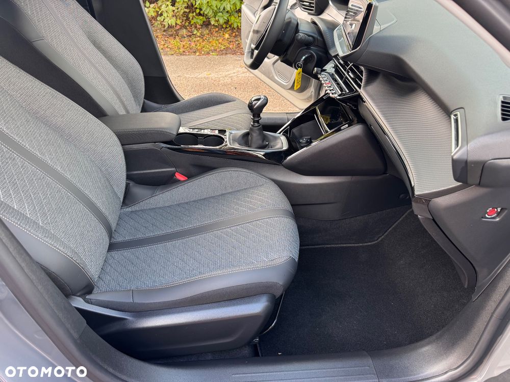 Peugeot 208 - 18