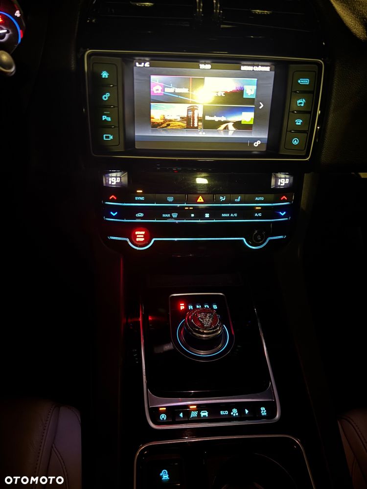 Jaguar F-Pace 20d AWD Prestige - 21