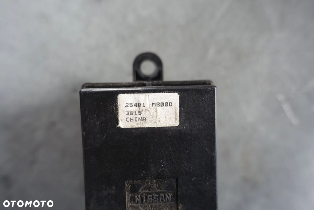 PRZEŁĄCZNIK PANEL SZYB LEWY NISSAN CABSTAR NT400 16r. - 3