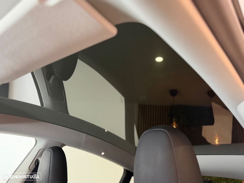 Tesla Model Y Standard - 12