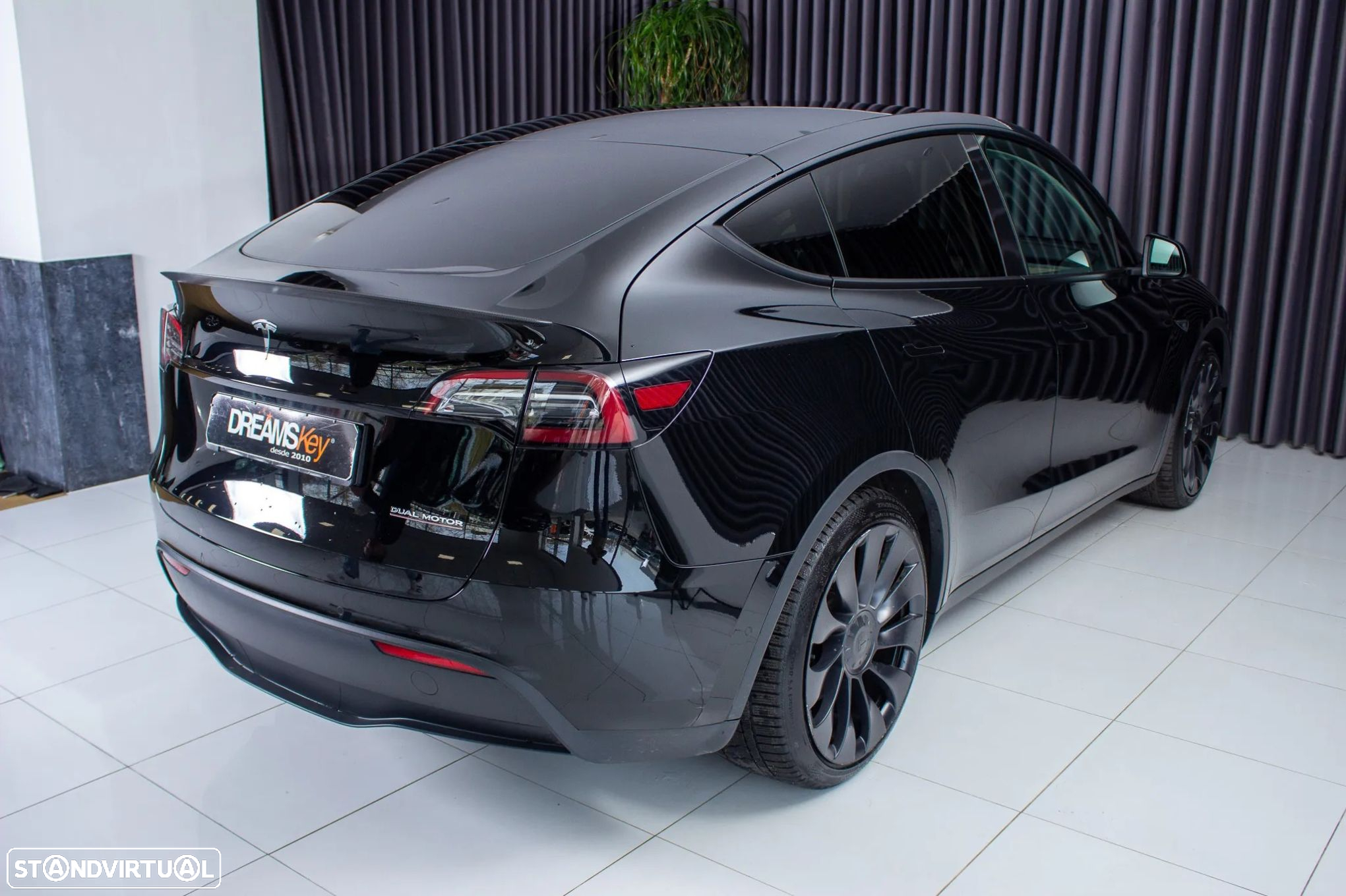 Tesla Model Y Performance Dual Motor AWD - 19