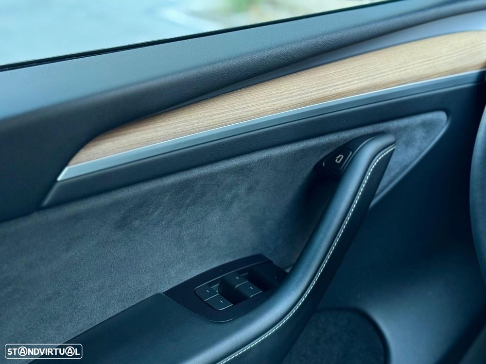 Tesla Model Y Long Range Dual Motor AWD - 39