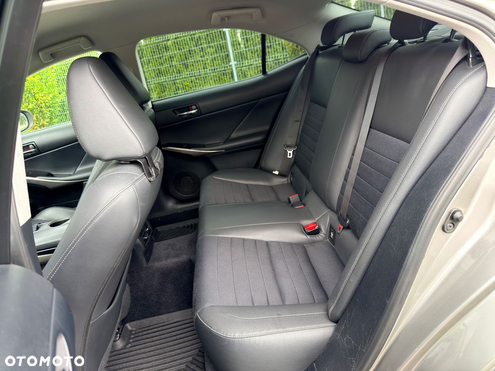Lexus IS 300h F Sport - 19