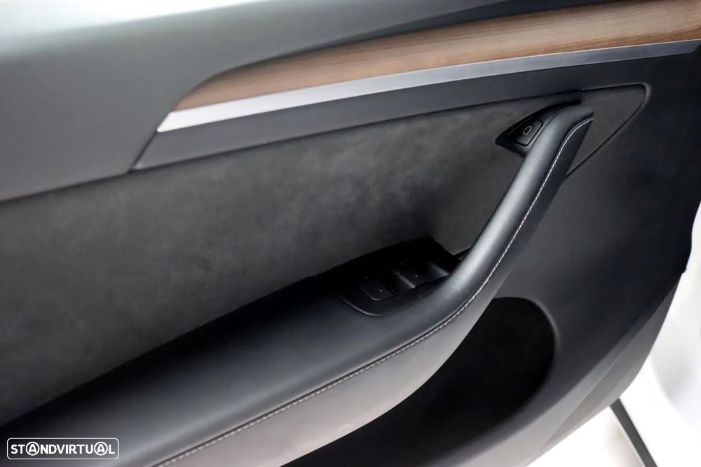 Tesla Model Y Long Range Dual Motor AWD - 12