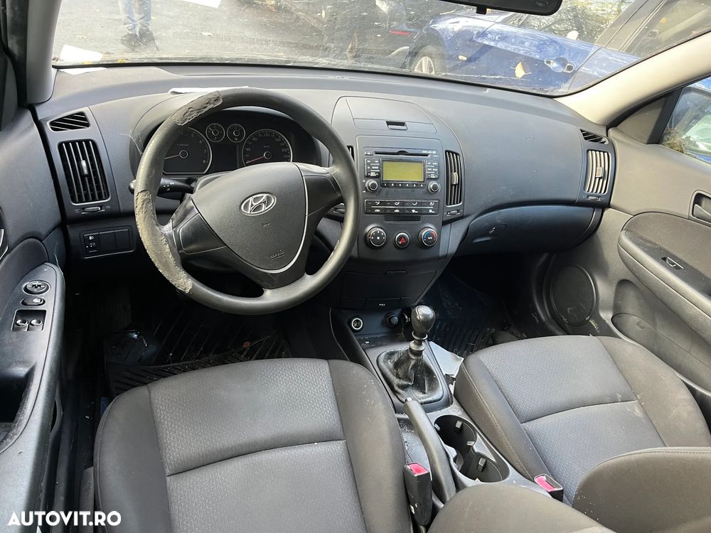Dezmembrez Hyundai I30 2007 negru benzina - 7