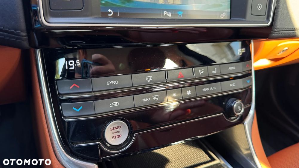 Jaguar XE - 25