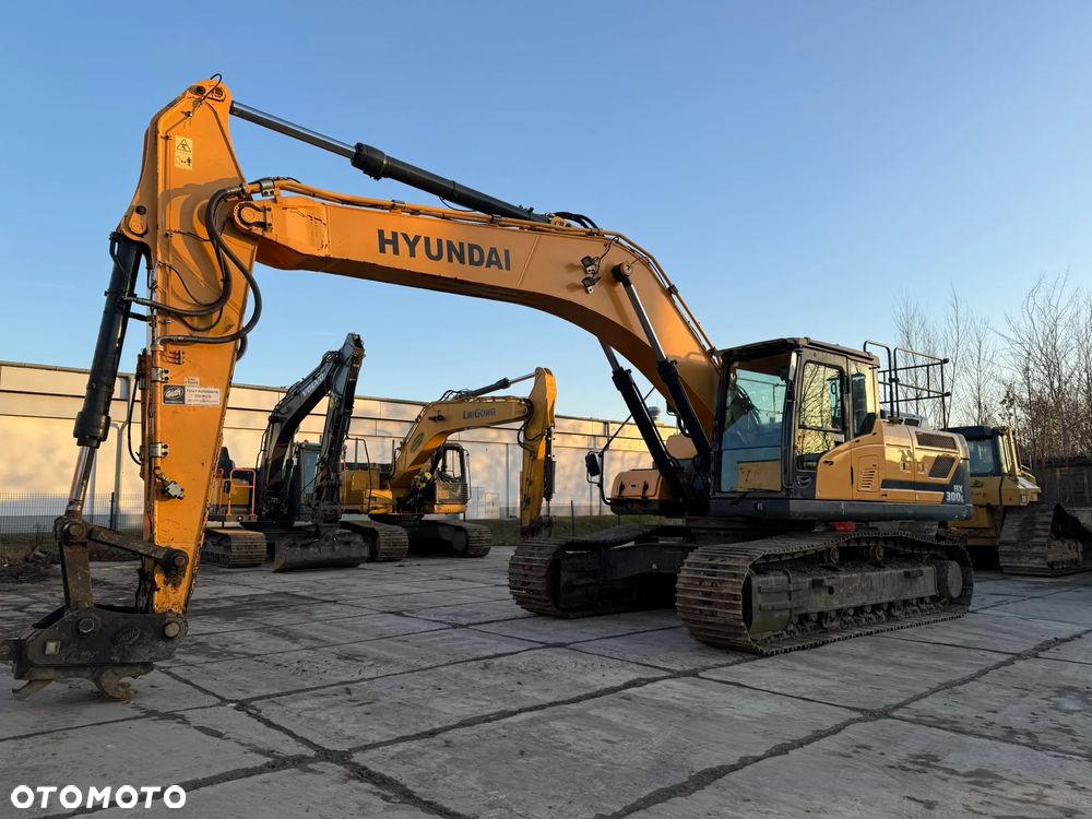 Hyundai HX 300 L - 12