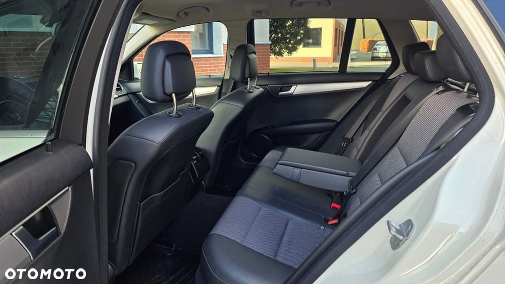 Mercedes-Benz Klasa C 180 CGI BlueEFFICIENCY Avantgarde - 13