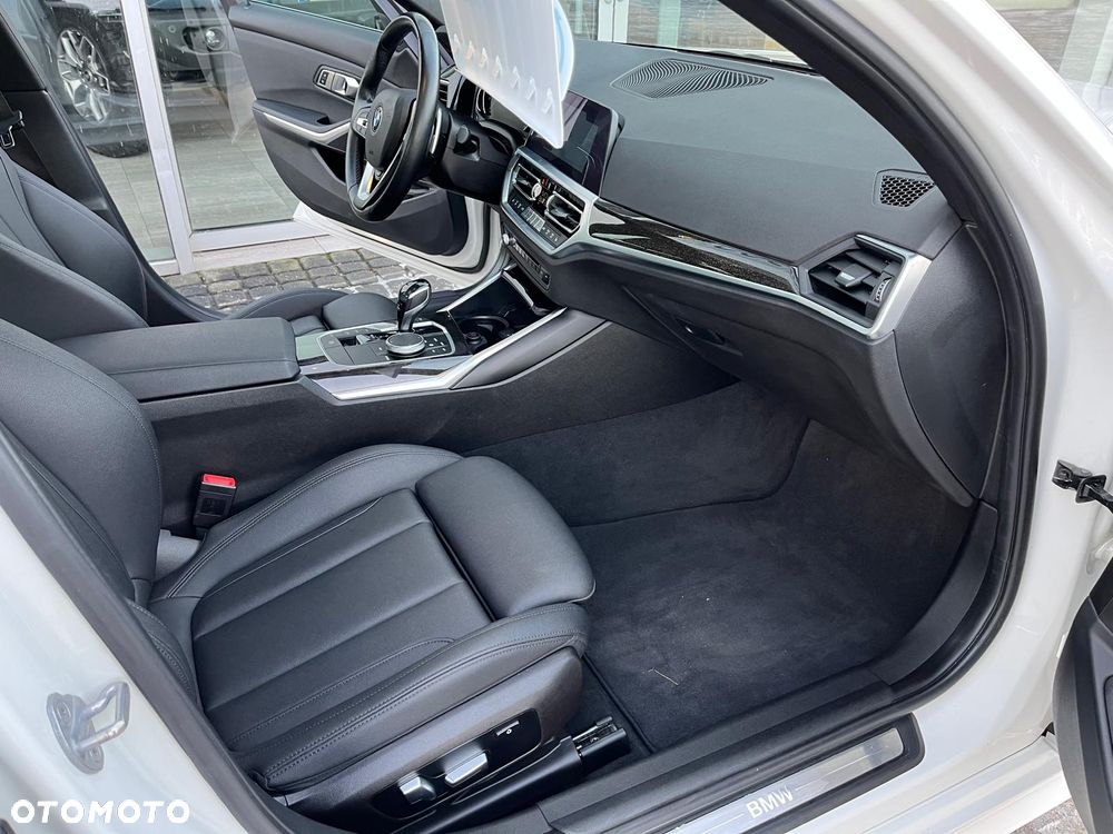 BMW Seria 3 330i xDrive - 24