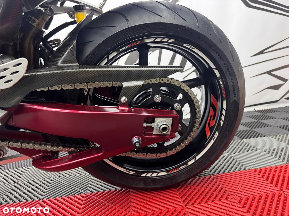 Yamaha R1 - 22