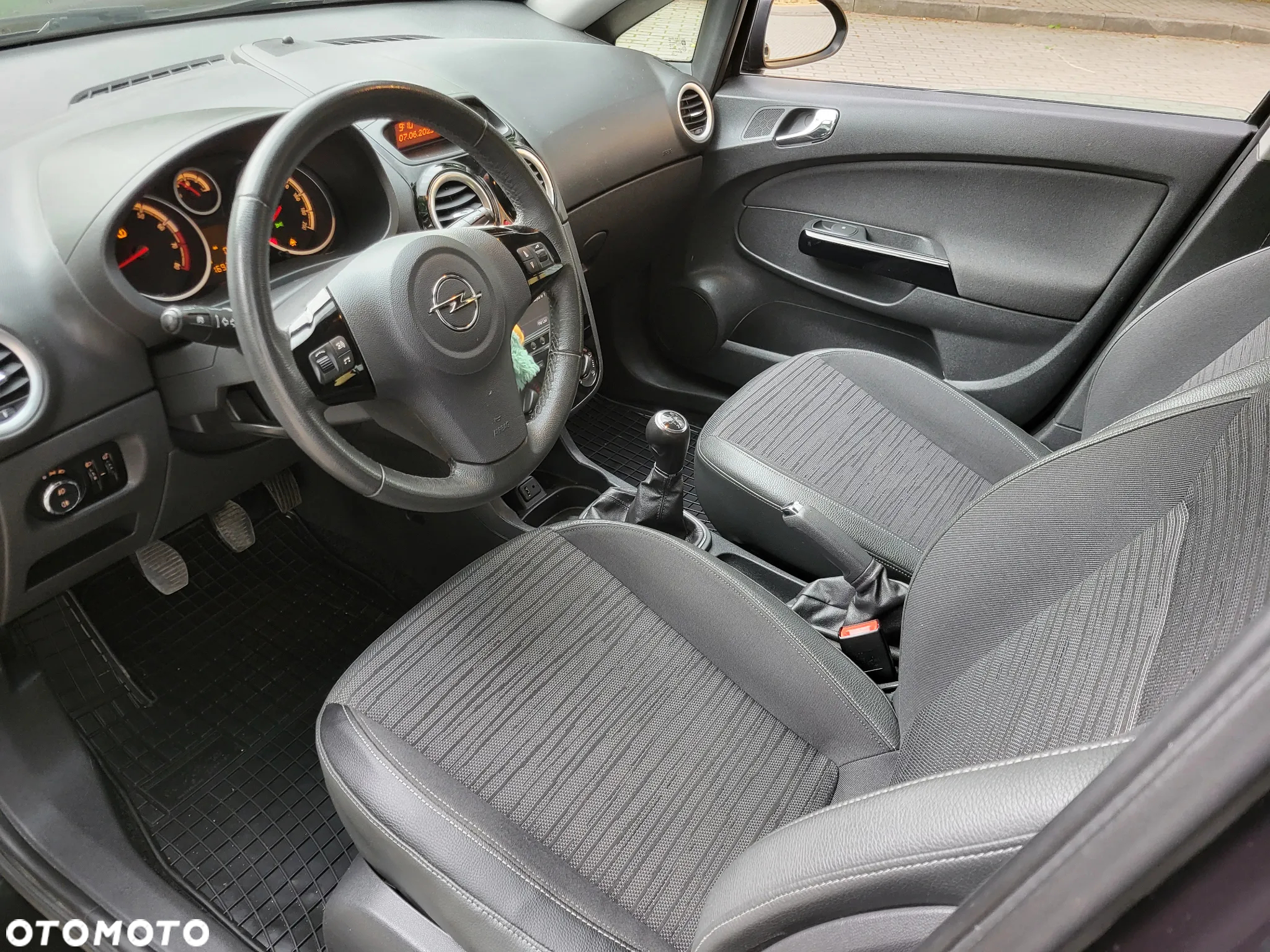 Opel Corsa 1.2 16V Cosmo - 11
