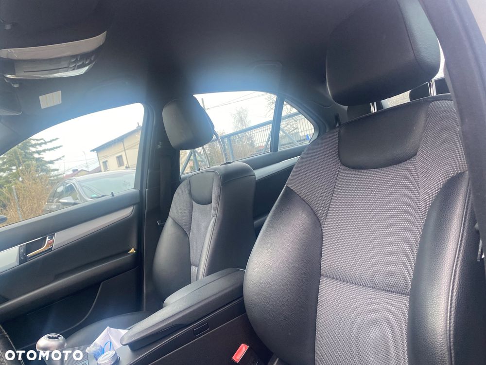 Mercedes-Benz Klasa C 180 CGI BlueEFFICIENCY Avantgarde - 21