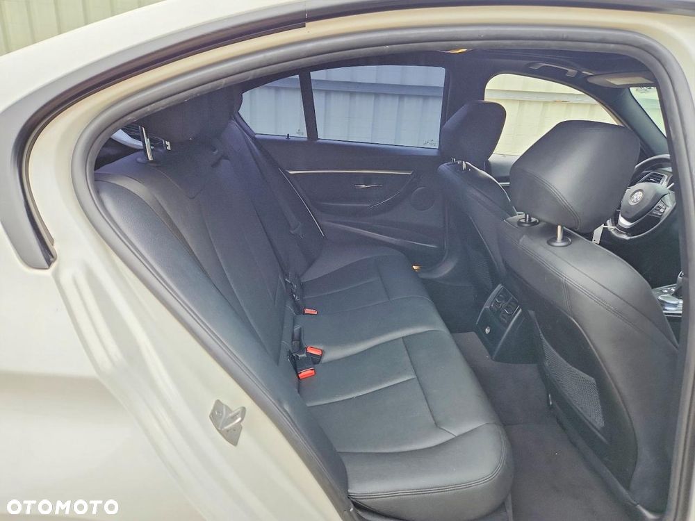 BMW Seria 3 330i M Sport - 9