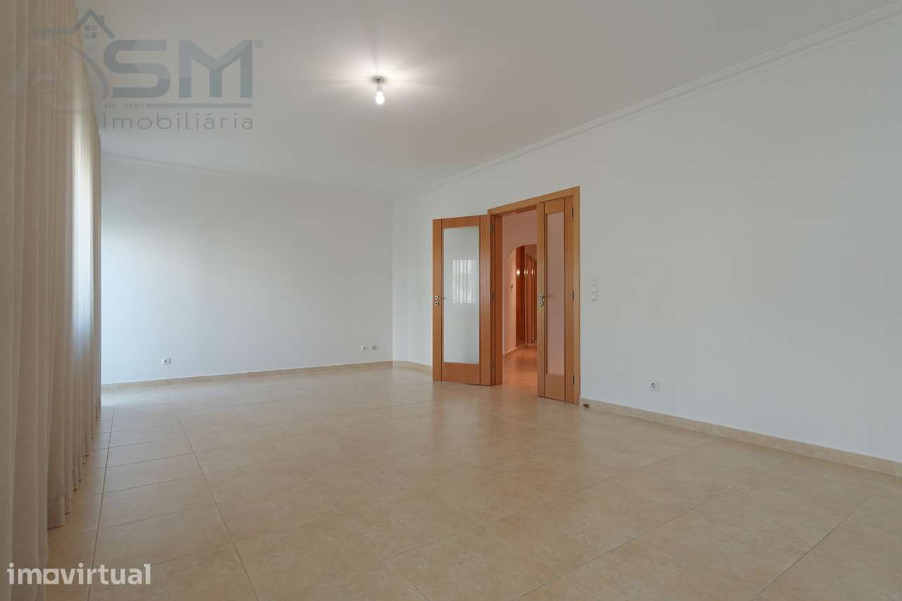 Apartamento T2 no Montijo – Cozinha Equipada, Garagem e Arrecadação - Grande imagem: 2/37