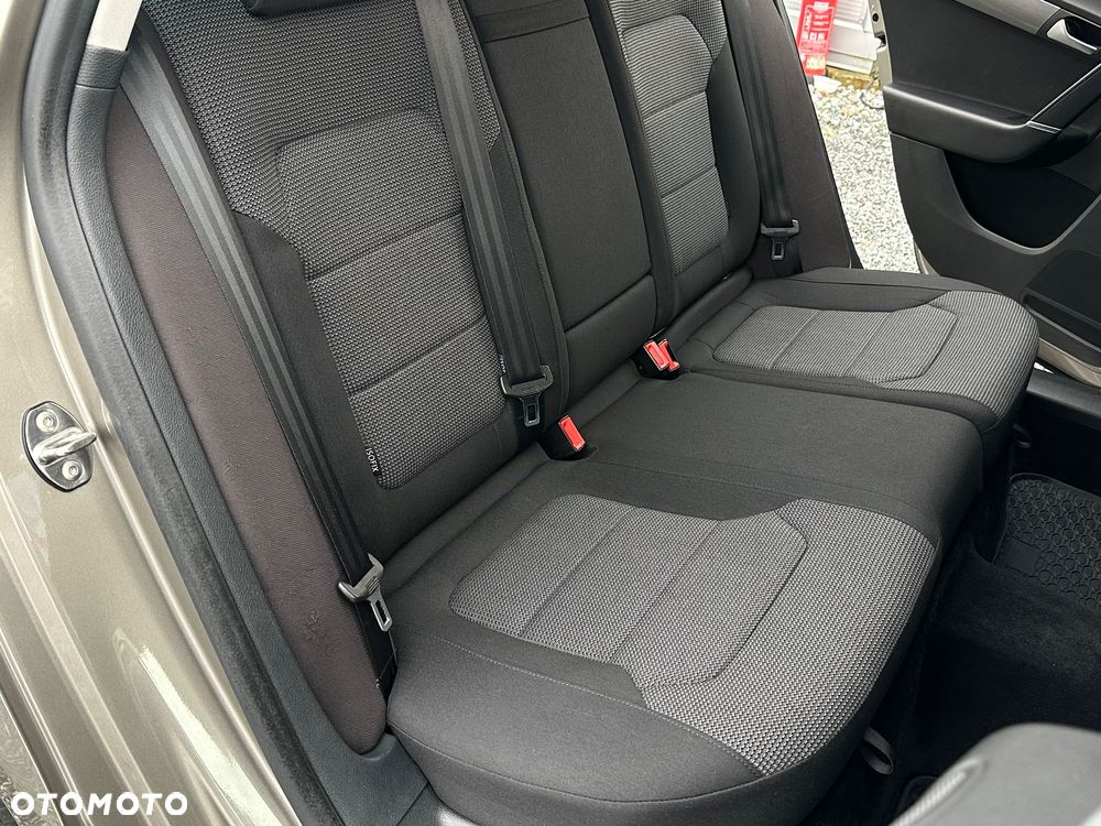 Volkswagen Passat Variant 2.0 TDI DSG BlueMotion Technology Business Edition - 29