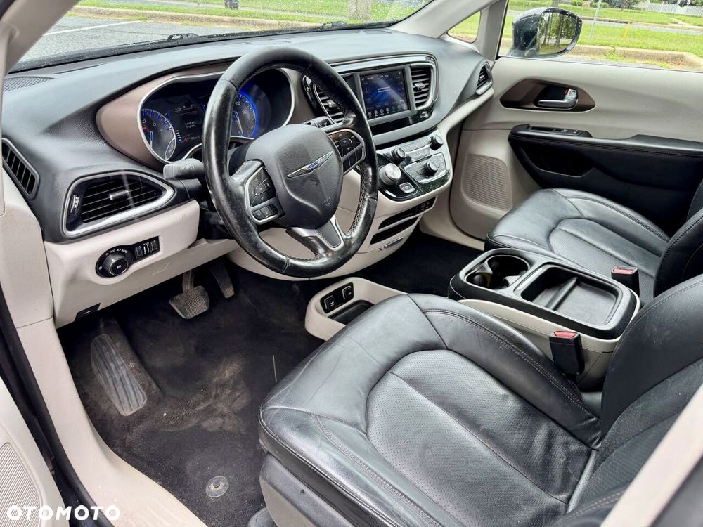 Chrysler Pacifica - 16