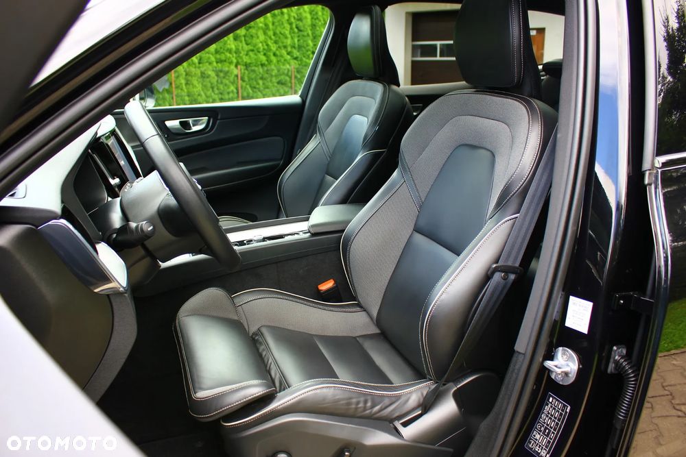 Volvo XC 60 B4 D AWD Plus Dark - 22