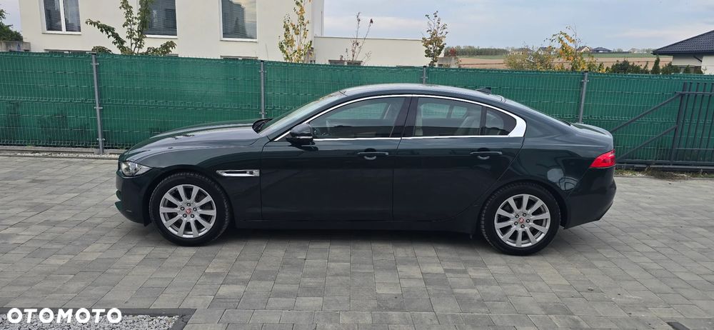 Jaguar XE 2.0 T Prestige - 4