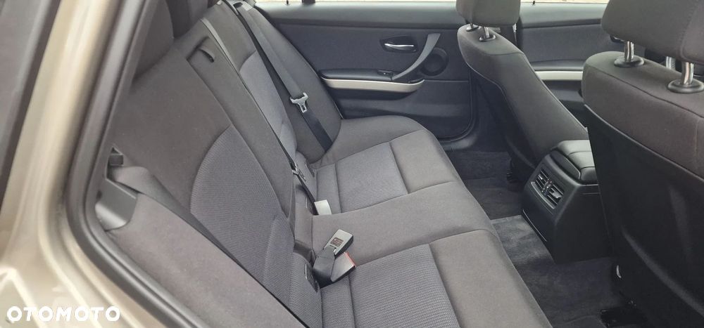 BMW Seria 3 320d DPF Edition Sport - 17