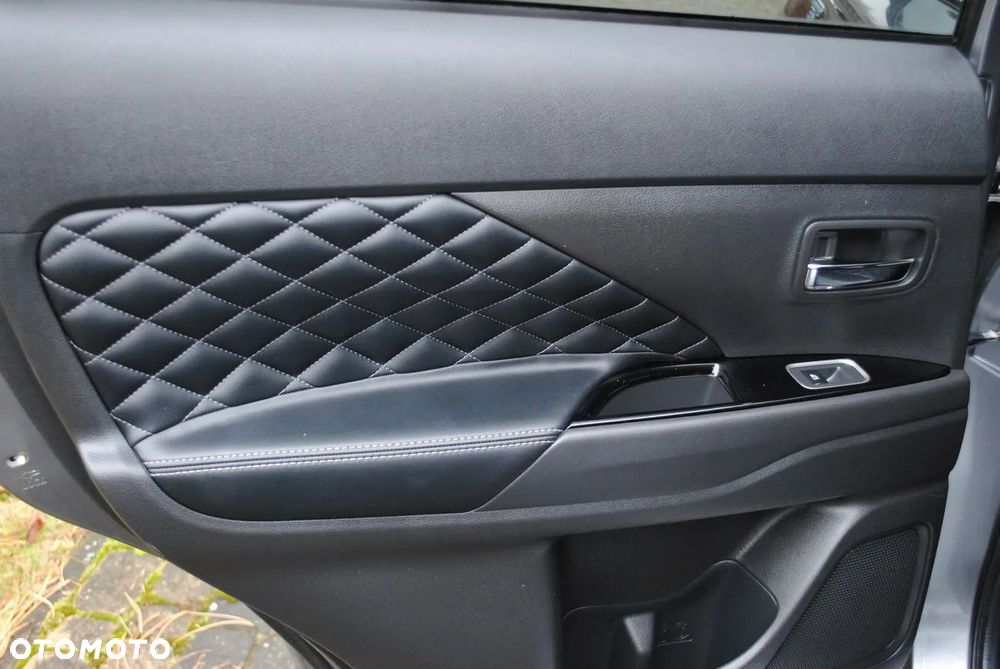 Mitsubishi Outlander - 32