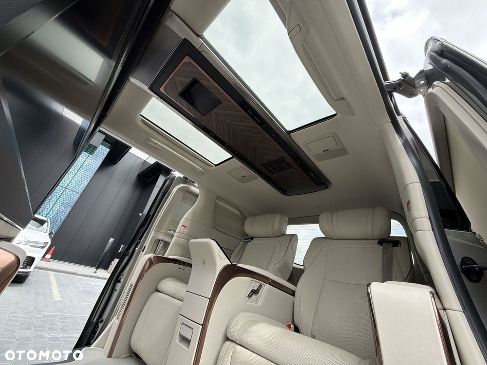Lexus LM - 30