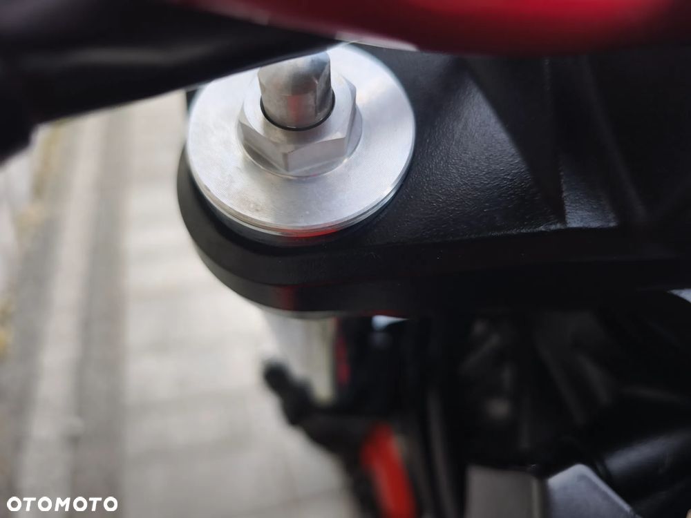 Suzuki GSR - 14