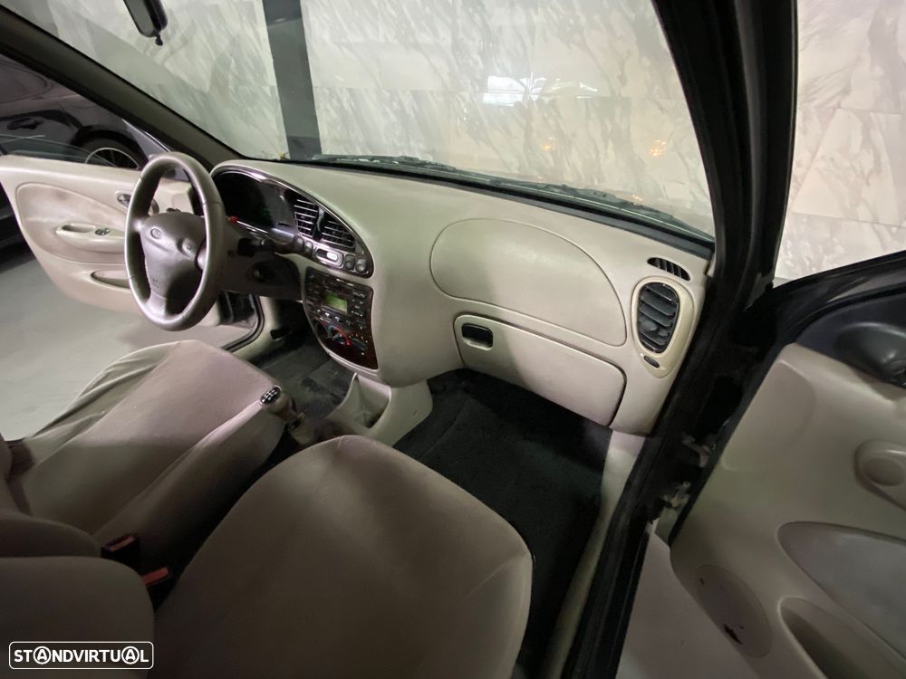Ford Fiesta 1.25 Studio - 13