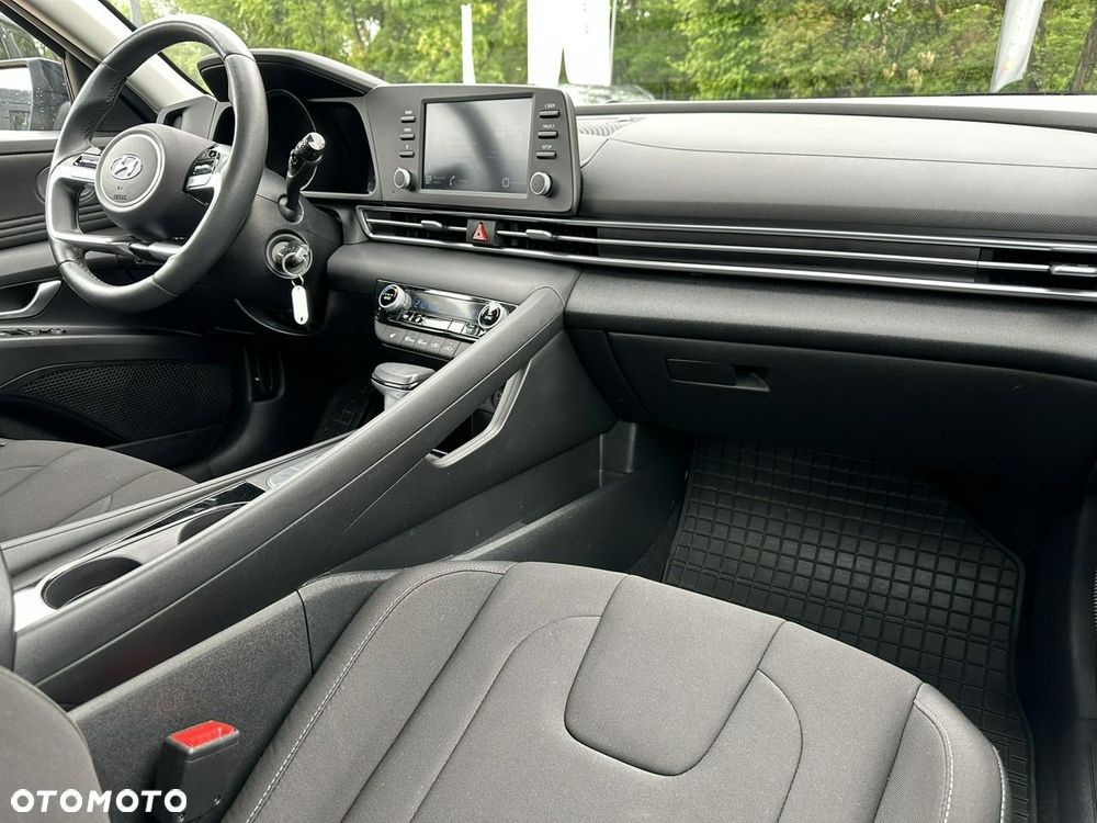 Hyundai Elantra - 23