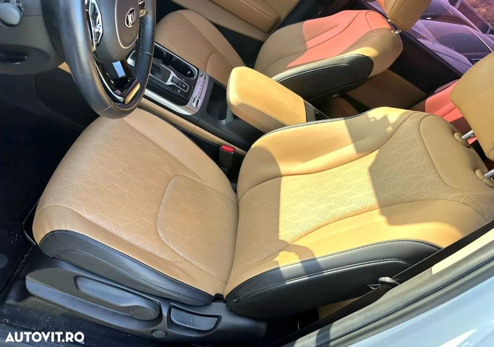 Kia Carnival - 32