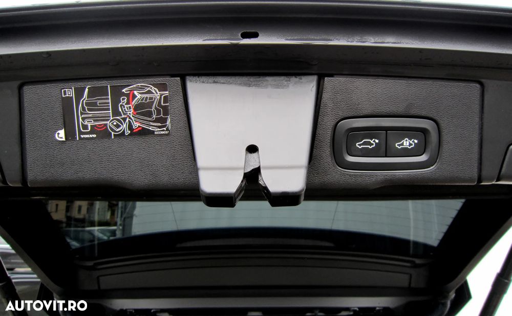 Volvo XC 60 B4 MHEV AT8 FWD Momentum Pro - 26