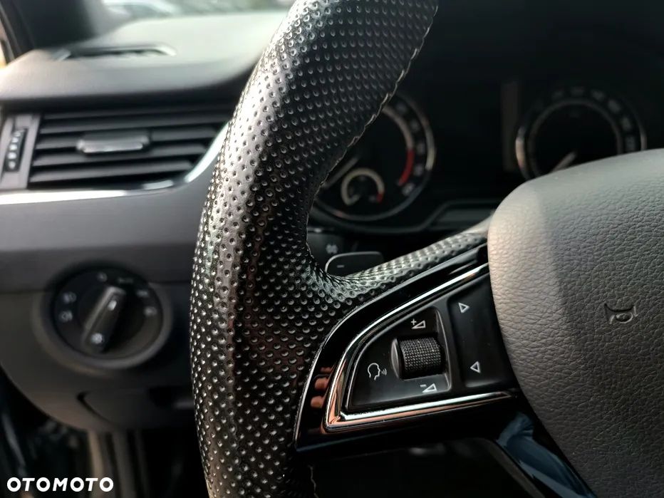 Skoda Octavia 2.0 TDI DSG RS - 33