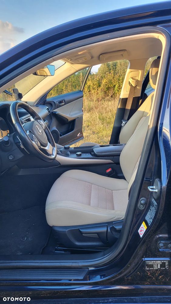 Lexus IS 200t / 300 F Sport - 12