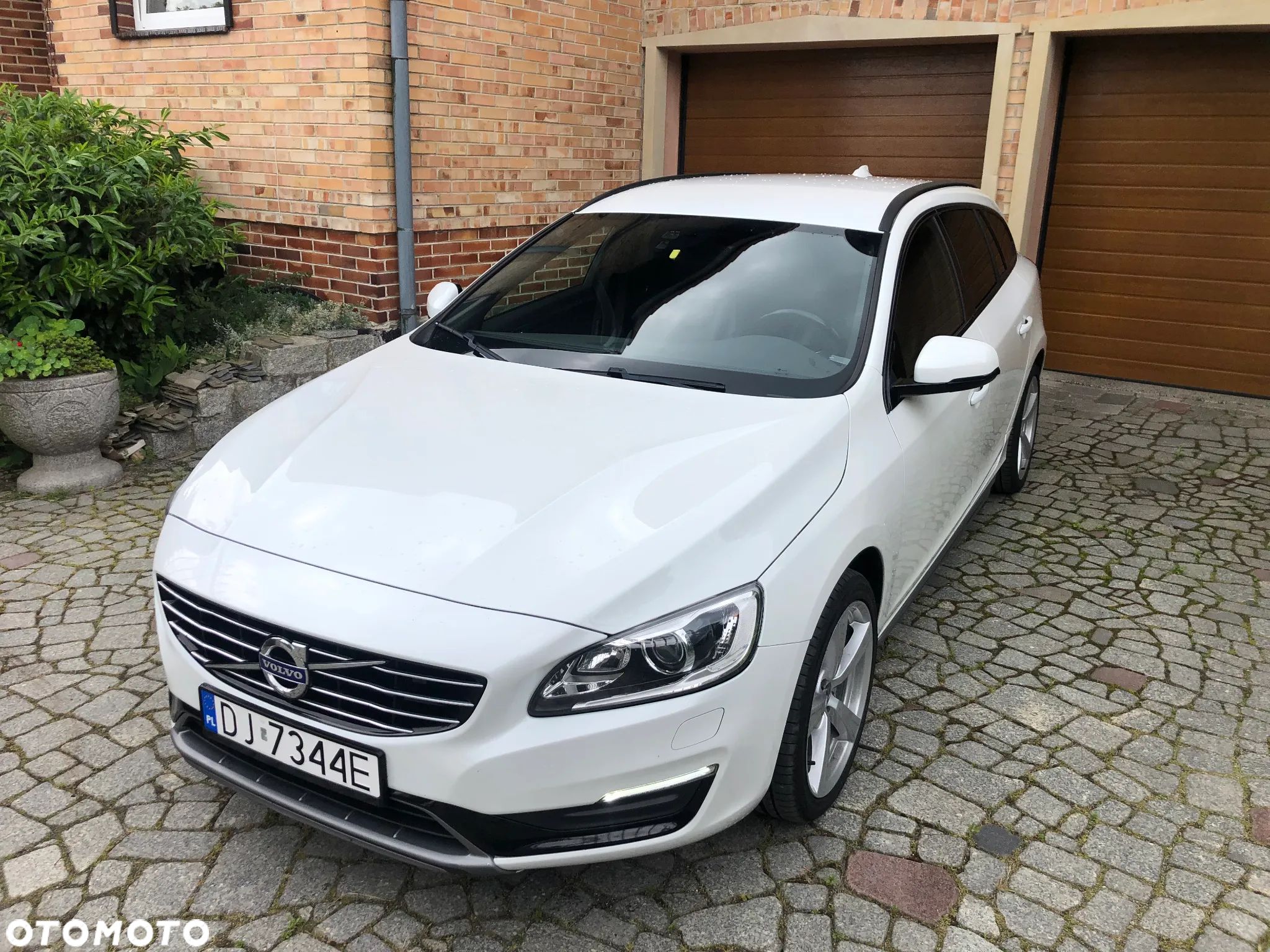 Volvo V60 D4 Drive-E Dynamic Edition (Momentum) - 1