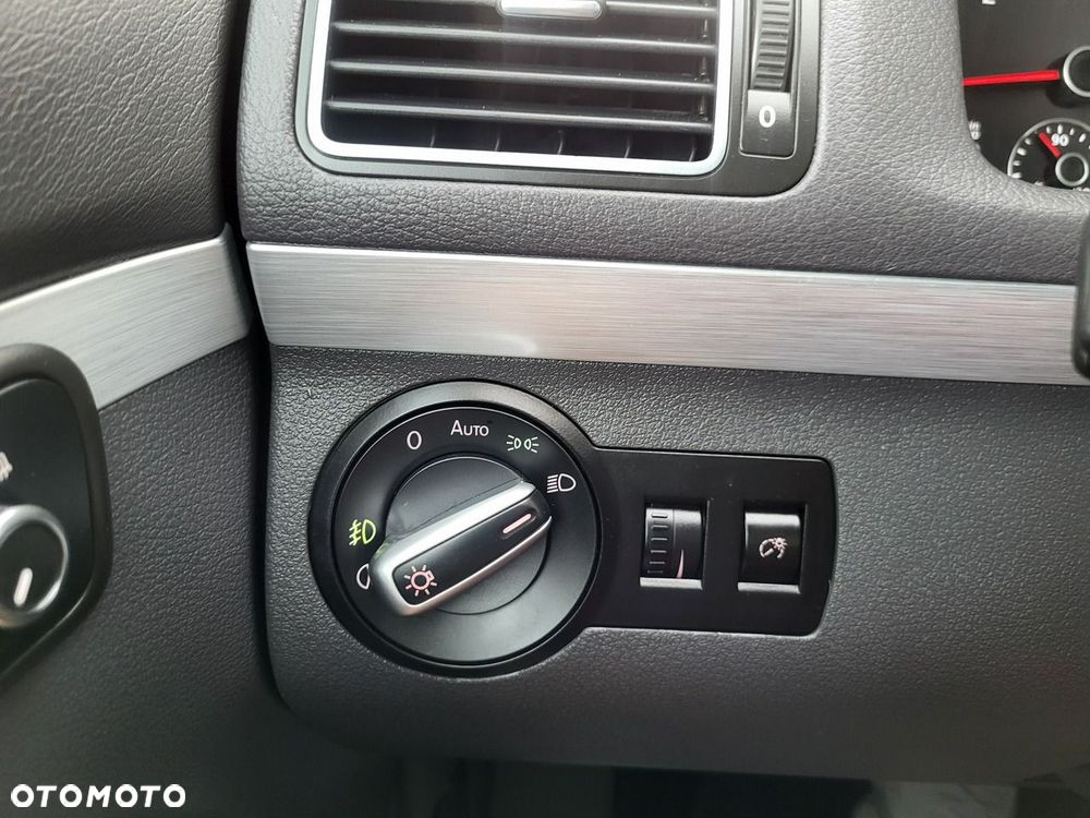 Volkswagen Touran - 30