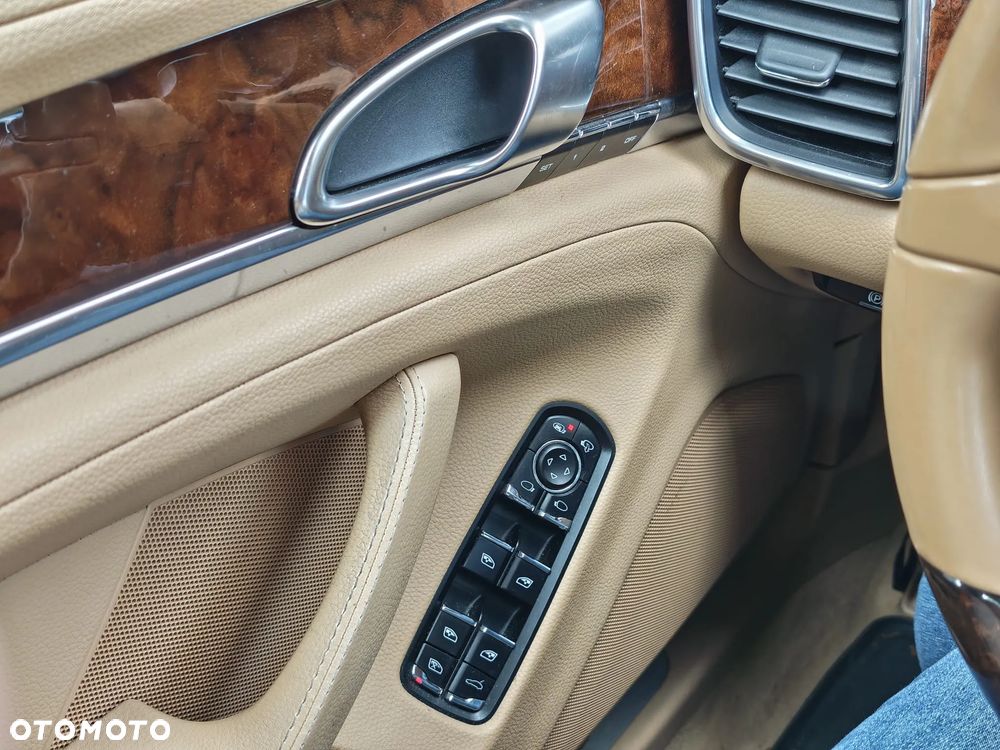 Porsche Panamera Platinum Edition PDK - 9