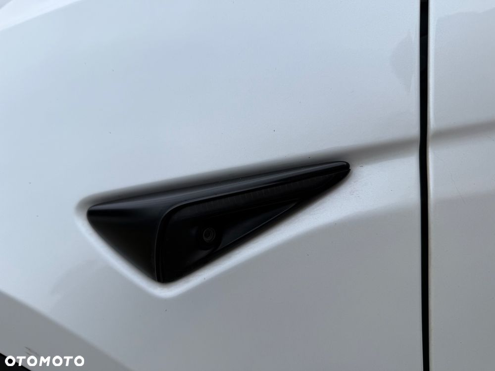 Tesla Model Y Long Range AWD - 17