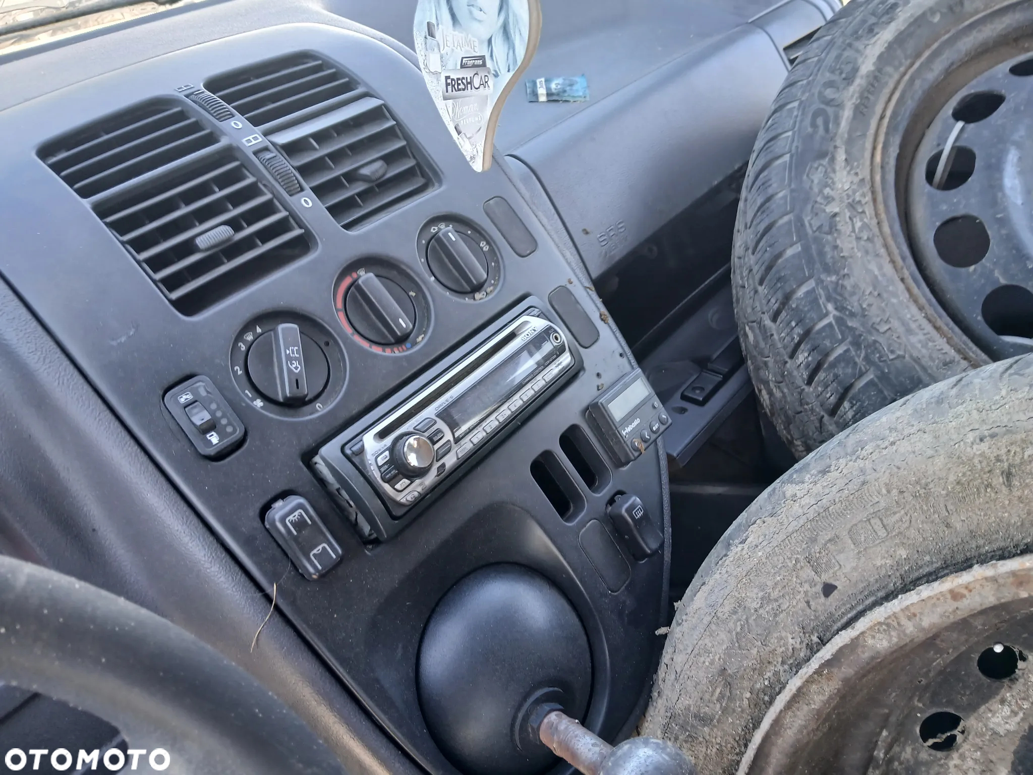mercedes vito W638 fotel fotele 2 oraz 3 rząd kanapa deska kokpit podsufitka boczek boczki klamka - 4
