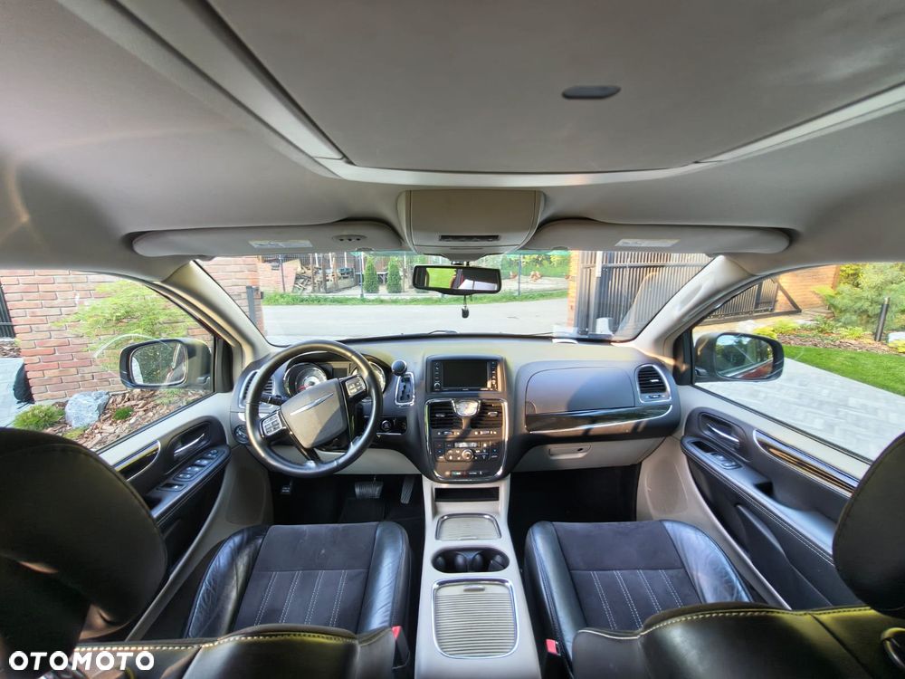 Chrysler Town & Country - 10